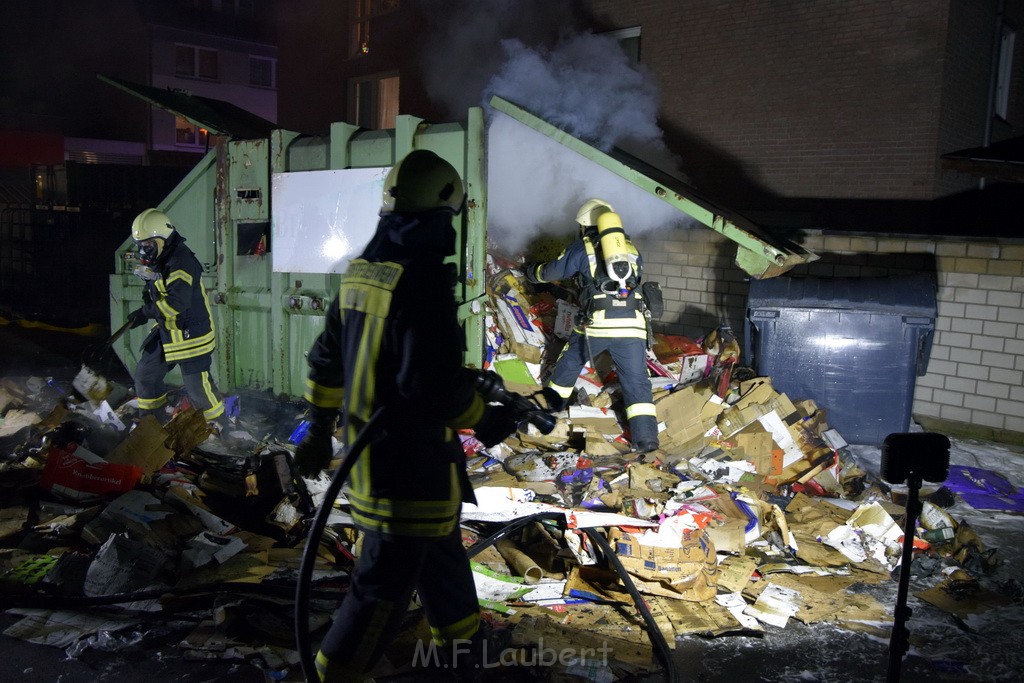 Feuer Papp Presscontainer Koeln Hoehenberg Bochumerstr P358.JPG - Miklos Laubert